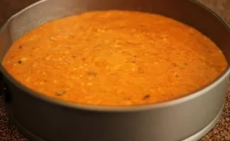 Pour the dough into a heat-resistant mold and send it to a preheated oven. Bake the cake for 50-60 minutes