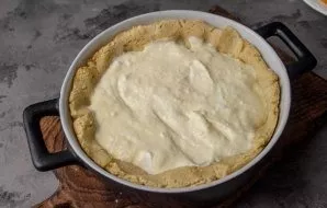 Remove the slightly fried base (dough) from the oven, lay out the filling.