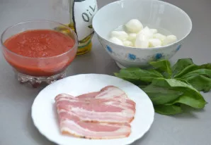 You can bake absolutely any pizza based on this dough. For example, you need: tomato sauce, bacon, basil, mozzarella, olive oil and oregano.