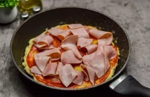 Put slices of ham on top of the vegetables.