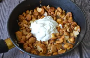 Add sour cream to the chanterelles. Fry until moisture evaporates, salt.