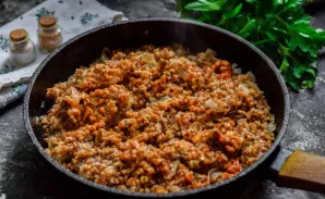 Mix all the ingredients and simmer the porridge for another 7-10 minutes over low heat.