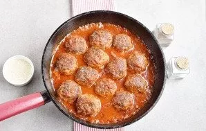 Pour tomato sauce into the pan. Add a little water from the pasta to the sauce, mix to your desired consistency. Sprinkle the oregano ove...