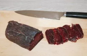 Cut the meat into thin slices.