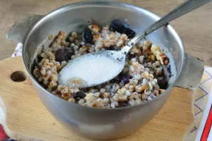 Sweeten the porridge. You can use sugar or honey.