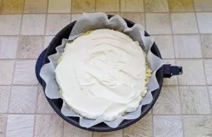 Put the curd filling on top of the crumbs.