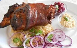 Serve the prepared carcass with vegetables. Delicious!