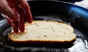 Lightly fry pieces of rye bread in butter.