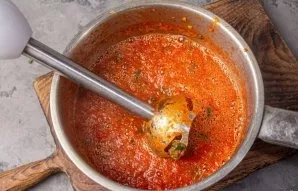 In order to absorb the aroma as much as possible, and the sauce saturates with it, crush the sauce along with the added herbs and garlic ...