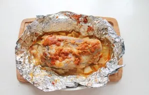 Place the meat dish in a hot oven and bake at a temperature of 180 degrees for 1.5-2 hours.