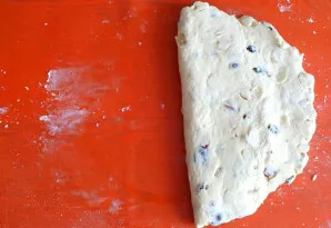 Visually set 1/4 layer and fold the dough in this place.