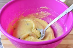 Stir the dough. The mass should be soft, not very thick.