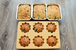 Place the molds in a hot oven and bake for 25-30 minutes until soft. Remove the finished cupcakes from the oven and leave to cool.