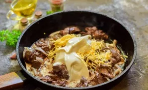 Add melted cheese, salt, pepper and dry garlic.