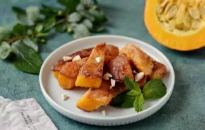 Pour the pumpkin with honey and sprinkle with nuts. Enjoy your meal!