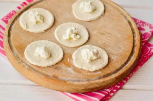 Divide the curd mass into circles.