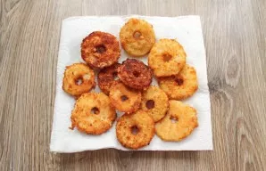 Transfer the baked apples to a paper towel to remove excess oil. Place on a plate and sprinkle with powdered sugar.