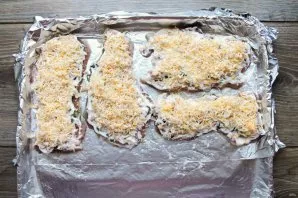 Grate the cheese and sprinkle the meat.