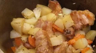 Add chopped garlic and simmer with potatoes for another 10 minutes.