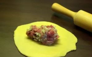 Place the meat filling in the center.