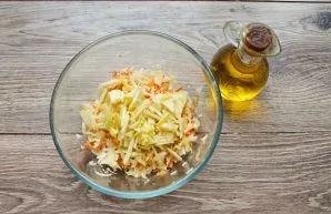 Season the salad with vegetable oil and mix.