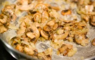 When the mushrooms and onions are fried, pour in the cream or sour cream. Simmer simply for 5-7 minutes. Put the fried cutlets in a bakin...