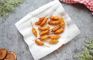 Transfer the cooked shrimp from the pan on a paper towel to remove excess oil. After that, serve the appetizer to the table.