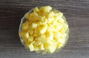 Cut the potatoes into small cubes up to 0.5 cm in size.