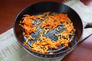 Fry the grated carrots in a pan.