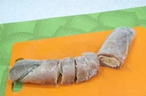 Cut the roll and remove the cling film.