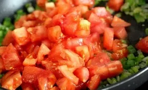 When the onion acquires a light golden color, put the tomatoes in the pan.