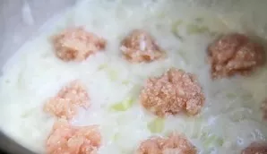 Put the dumplings in a saucepan, cover with a lid and do not stir for 5 minutes until set.