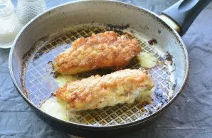 Fry the rolls in a pan with butter, first for 2-3 minutes on high heat, then reduce and cook on low heat under the lid for another 15-20 ...