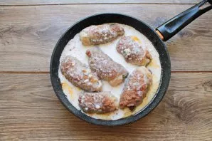 Mix sour cream with water, salt, pepper and the remaining finely chopped garlic. Fill the rolls with sour cream sauce.