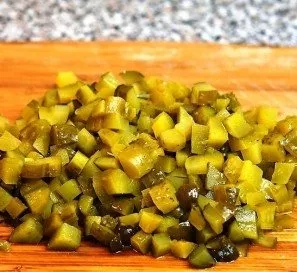 We do the same with the cucumber - cut it into small cubes and put it in a bowl.