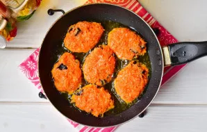 Heat the oil in a pan, add the meatballs.