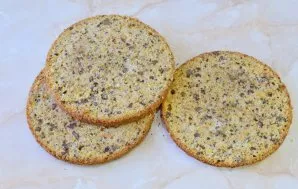 To collect the cake, cut the biscuit into 3 layers and soak it in sugar syrup or water.