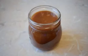 Pour the caramel into a jar and cool.