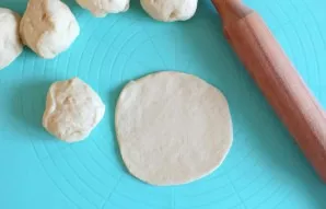 Roll out each part into a patty with a diameter of 12-13 cm.