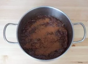 Before the last boiling, add cinnamon, stir, put on the fire and bring to a boil. Mix well and remove from the stove.
