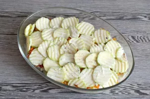 Mix the remaining zucchini with 50 grams of sour cream, salt, add spices to taste. Place them on top of the onion and carrot layer. Cover...