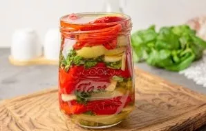 This is how fill the entire jar. Pour the marinade, pushing it with a knife or sushi stick so that it is distributed throughout the jar.