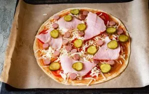 Put thin slices of ham and thin slices of pickled cucumber on top.
