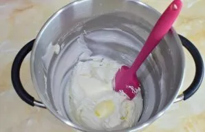 For cream, mix sour cream and icing sugar. Whipped into thick cream. If desired, you can add pistachio paste to the cream.