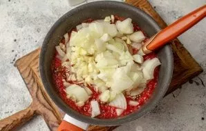 Add onion and garlic, simmer over low heat for 10-15 minutes.