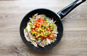 Cut the stem of the pepper, remove the films and seeds. Cut into small cubes and add to the pan.