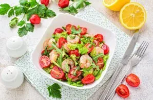 Put the finished salad in a suitable salad bowl and serve immediately. Enjoy your meal!