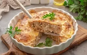 After the cake is cooked, let it cool slightly, then cut into pieces and serve. Delicious!