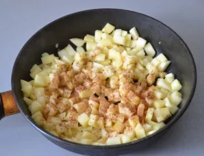 Add cinnamon to the apples, stir and cool completely to room temperature.