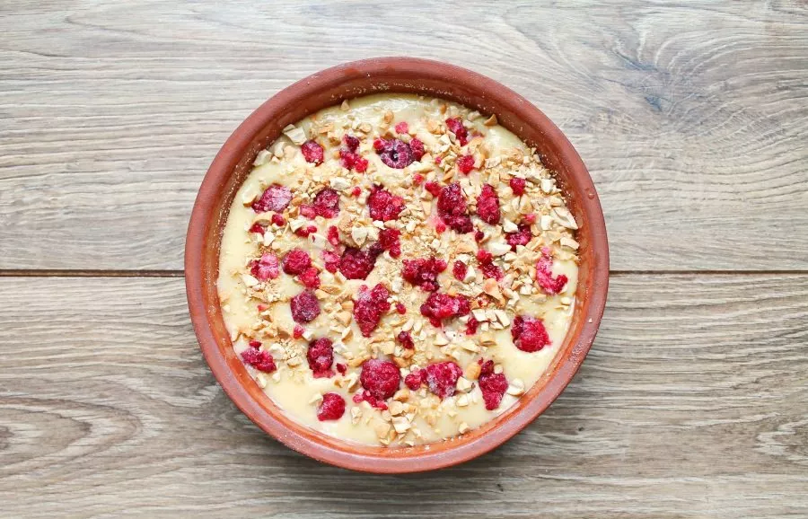 Place the remaining raspberries on top and sprinkle with nuts.